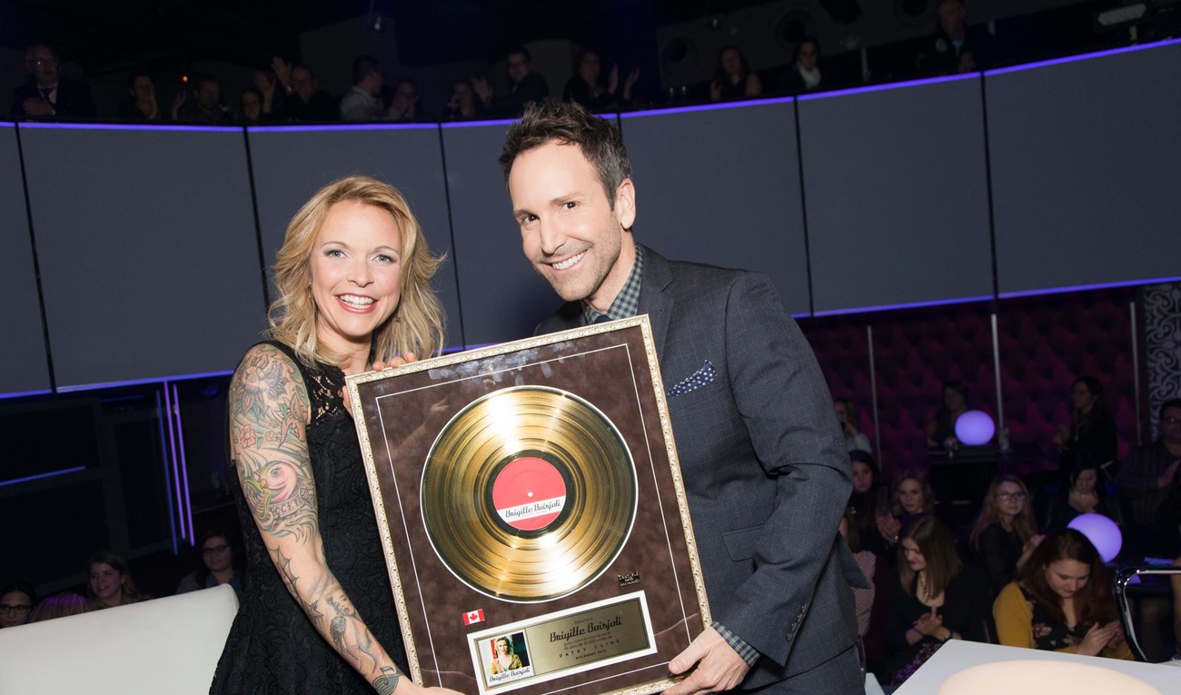 Brigitte Boisjoli émue de recevoir un disque d'or