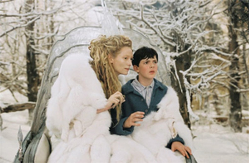 Tilda Swinton et Skandar Keynes dans le film The Chronicles of Narnia: The Lion, the Witch and the Wardrobe