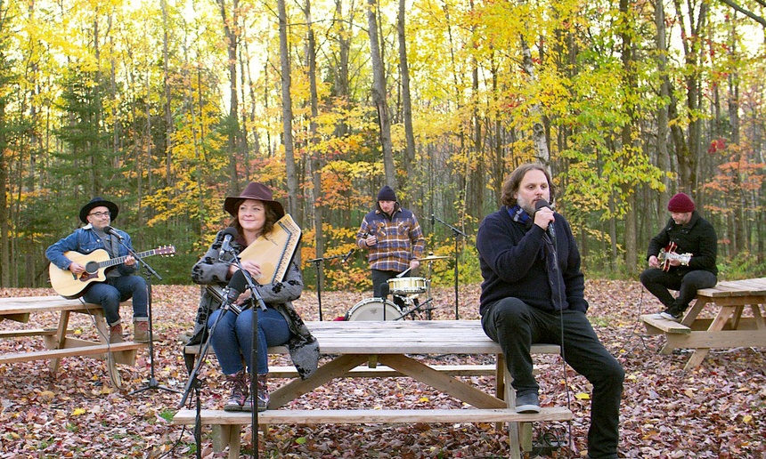 Nouveautés en salles : Les Cowboys Fringants : L'Amérique pleure : le film et Nomadland