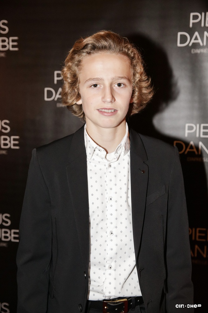 Sur le tapis rouge du film Pieds nus dans l'aube