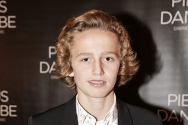 Sur le tapis rouge du film Pieds nus dans l'aube