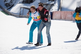 Une scène du film Eddie the Eagle Une scène du film Eddie the Eagle