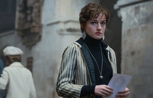 Julia Garner dans Apartment 7A