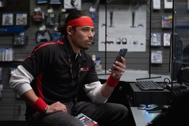 Une scène du film Dumb Money Une scène du film Dumb Money