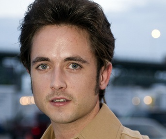 Justin Chatwin sur le plateau de Funkytown