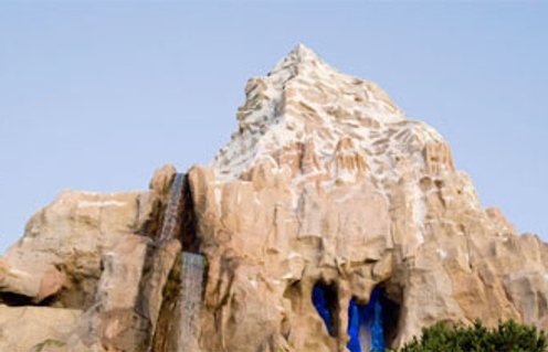 L'attraction Matterhorn Bobsleds au parc à thème Disneyland