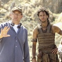Grant Heslov, Dwayne Johnson et Chuck Russell (à gauche) sur le plateau de The Scorpion King