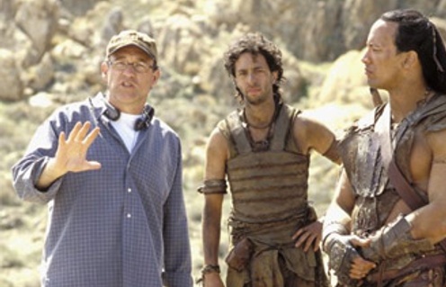 Grant Heslov, Dwayne Johnson et Chuck Russell (à gauche) sur le plateau de The Scorpion King