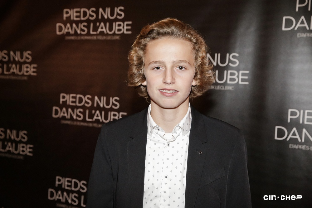 Sur le tapis rouge du film Pieds nus dans l'aube