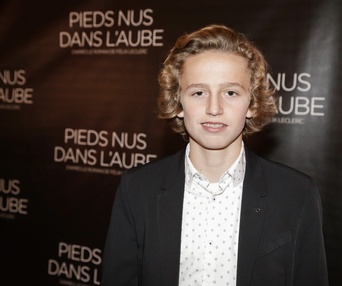 Sur le tapis rouge du film Pieds nus dans l'aube