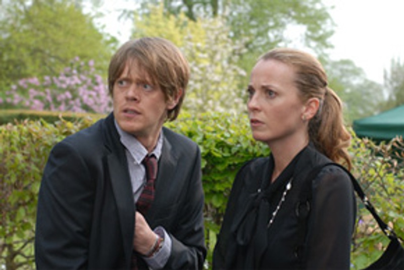 Kris Marshall et Daisy Donavan dans Joyeuses funérailles