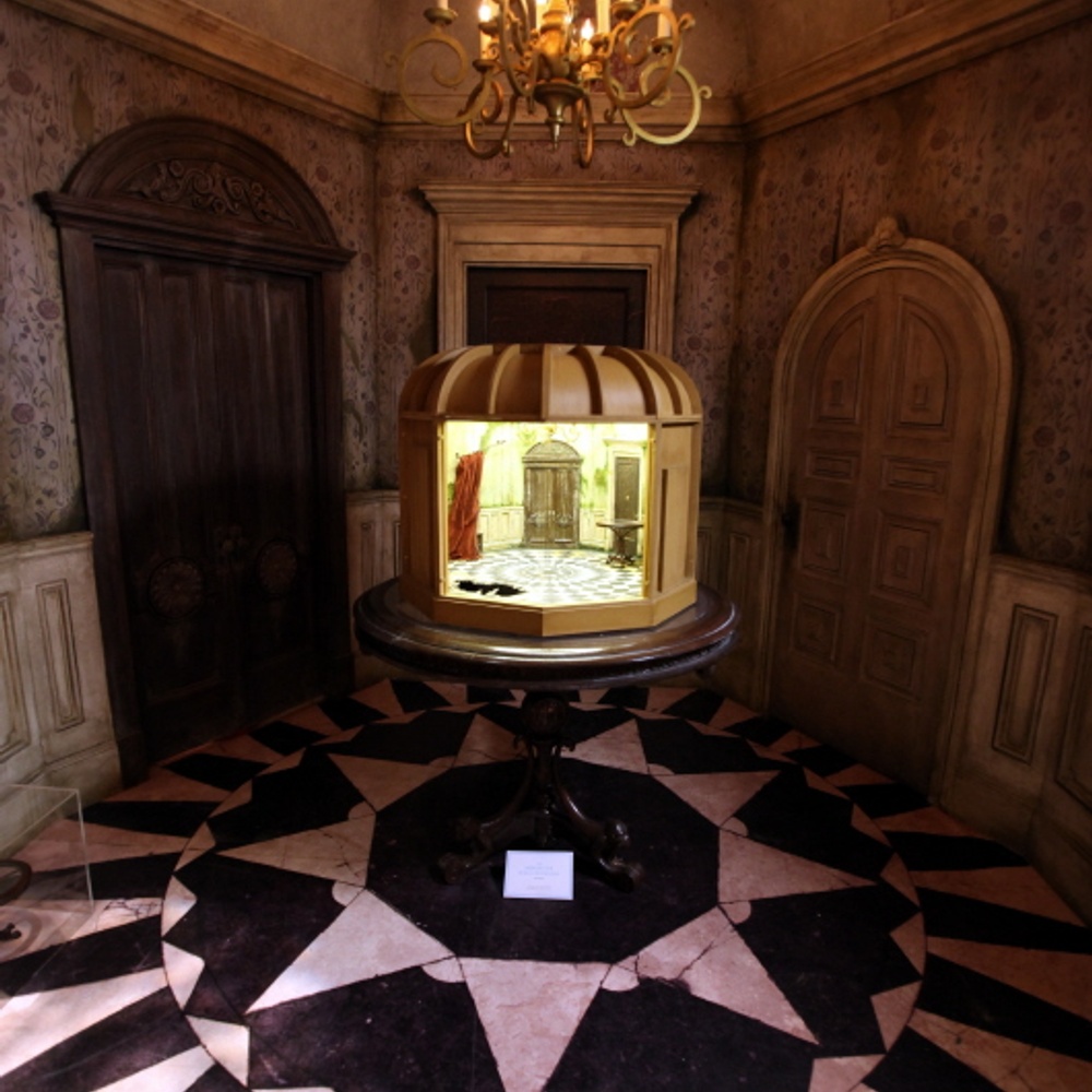 Alice in Wonderland : The Touring Exhibition