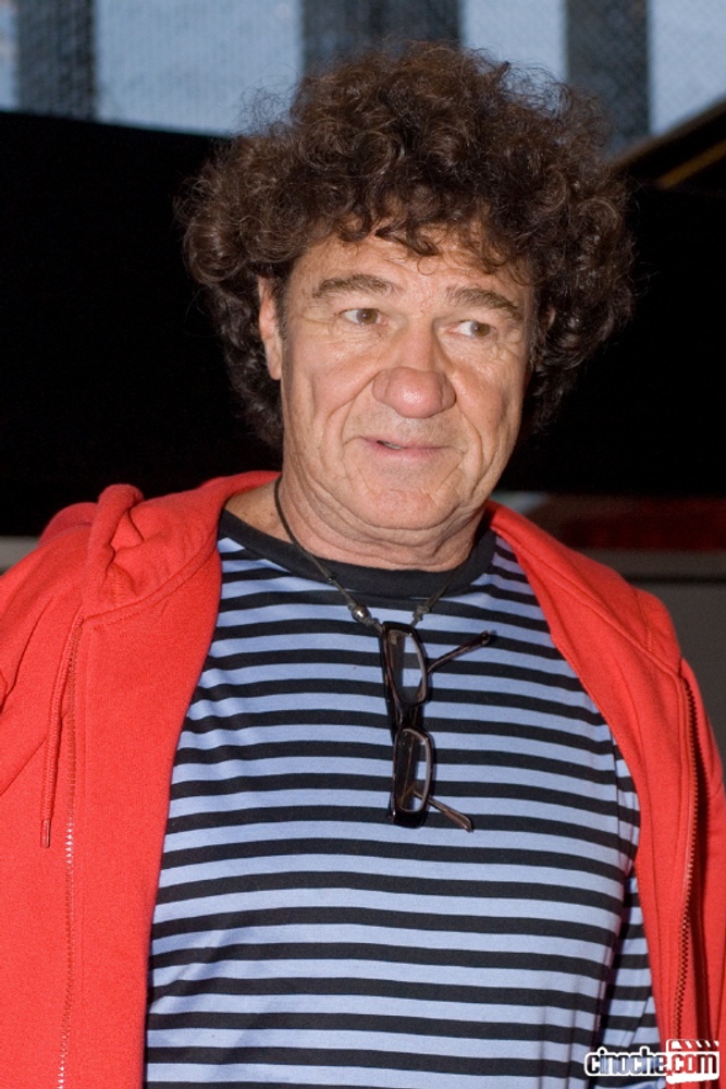 Robert Charlebois sur le tapis rouge de Un été sans point ni coup sûr
