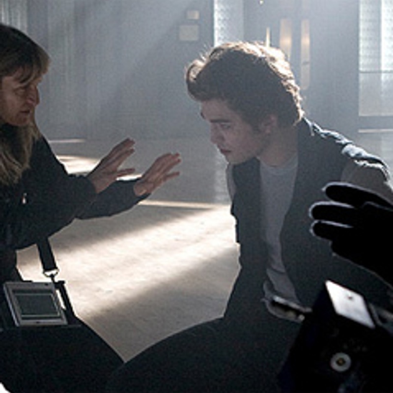 Catherine Harwicke dirige Robert Pattinson sur le plateau de Twilight
