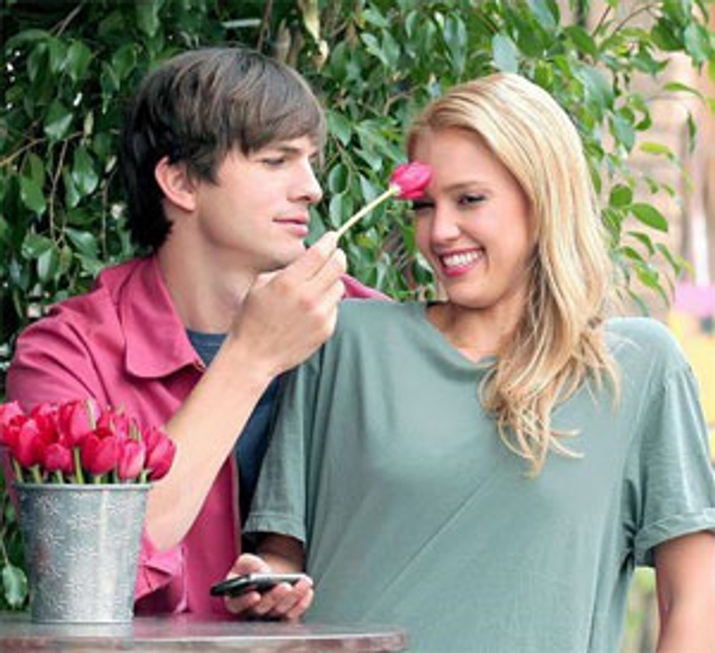 Jessica Alba et Ashton Kutcher dans le film Valentine's Day