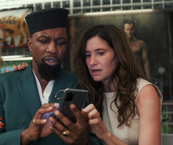 Une scène du film Glass Onion: A Knives Out Mystery