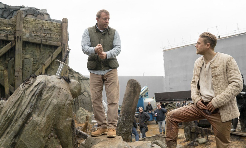 La sortie du film King Arthur de Guy Ritchie reportée en 2017