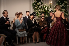 Une scène du film Mrs. Harris Goes to Paris