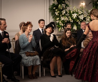 Une scène du film Mrs. Harris Goes to Paris
