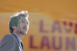 Une scène du film Wrong
