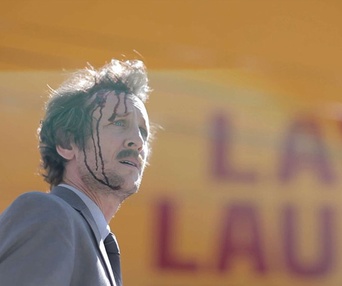 Une scène du film Wrong