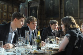 Une scène du film The Riot Club
