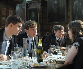 Une scène du film The Riot Club