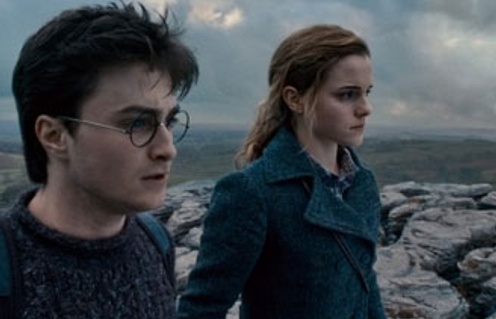 Daniel Radcliffe et Emma Watson dans le film Harry Potter and the Deathly Hallows: Part 1