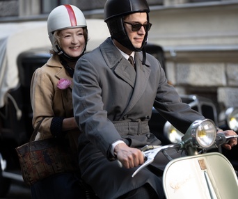 Une scène du film Mrs. Harris Goes to Paris