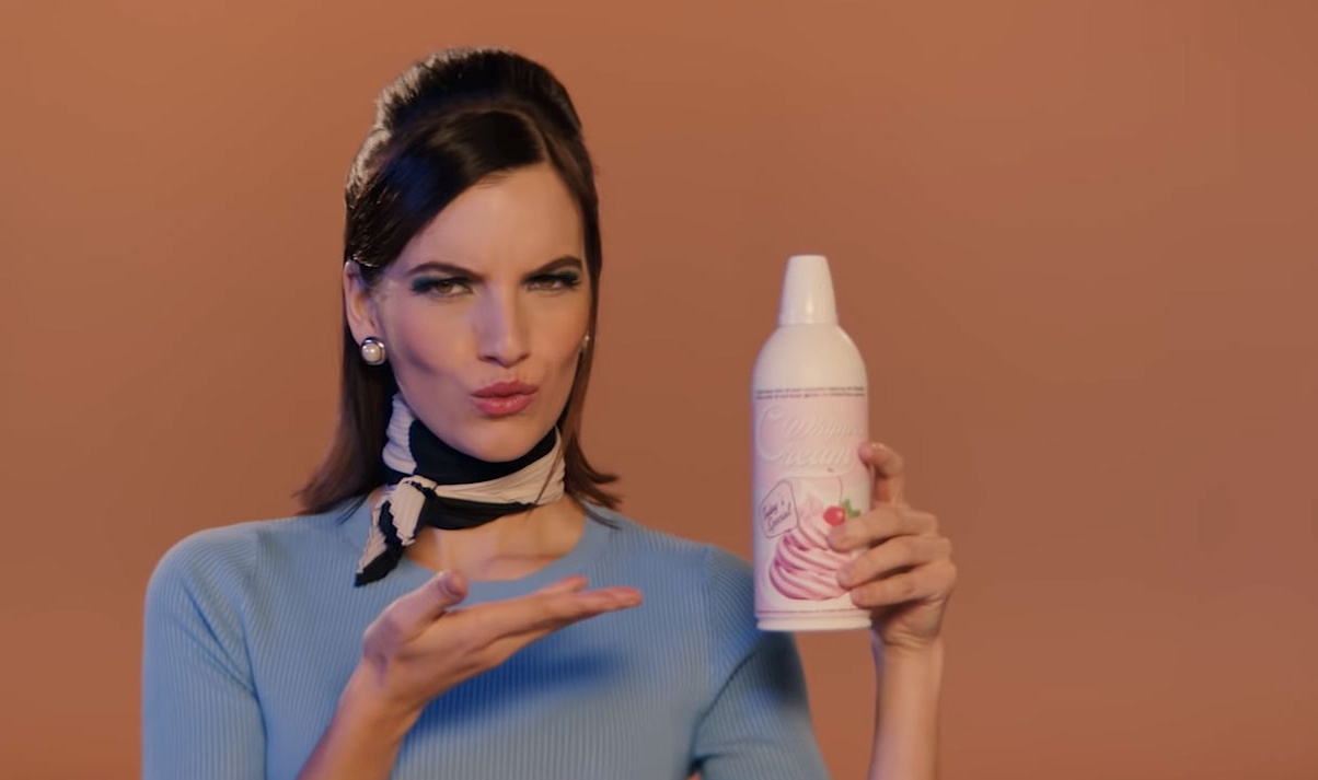 La chanteuse Gabriella présente un nouveau vidéoclip magnifique