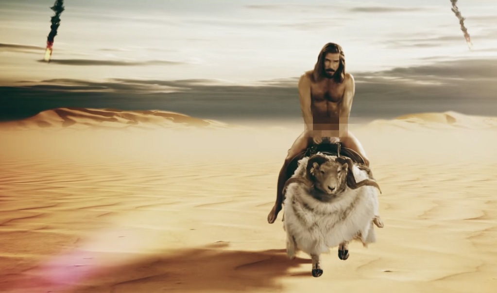 Claude Bégin en torse dans une bulle géante au Festival d'été de Québec