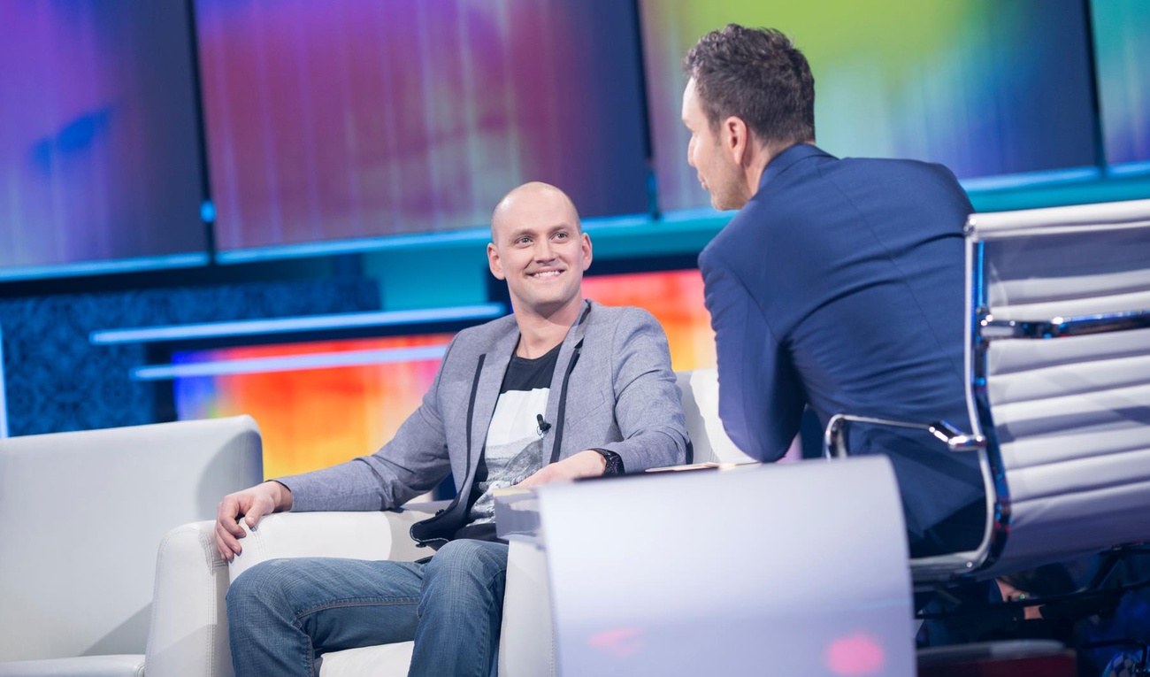 Éric Salvail à Alexandre P. de ADLPRE : « Elle a-tu avalé sa gomme, Julia? »