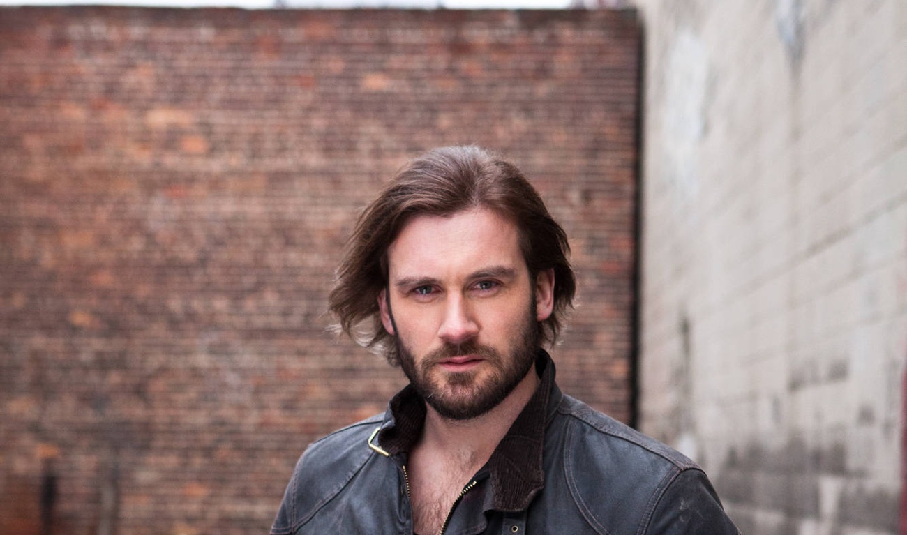 Clive Standen interprétera Bryan Mills dans l'adaptation télé de Taken