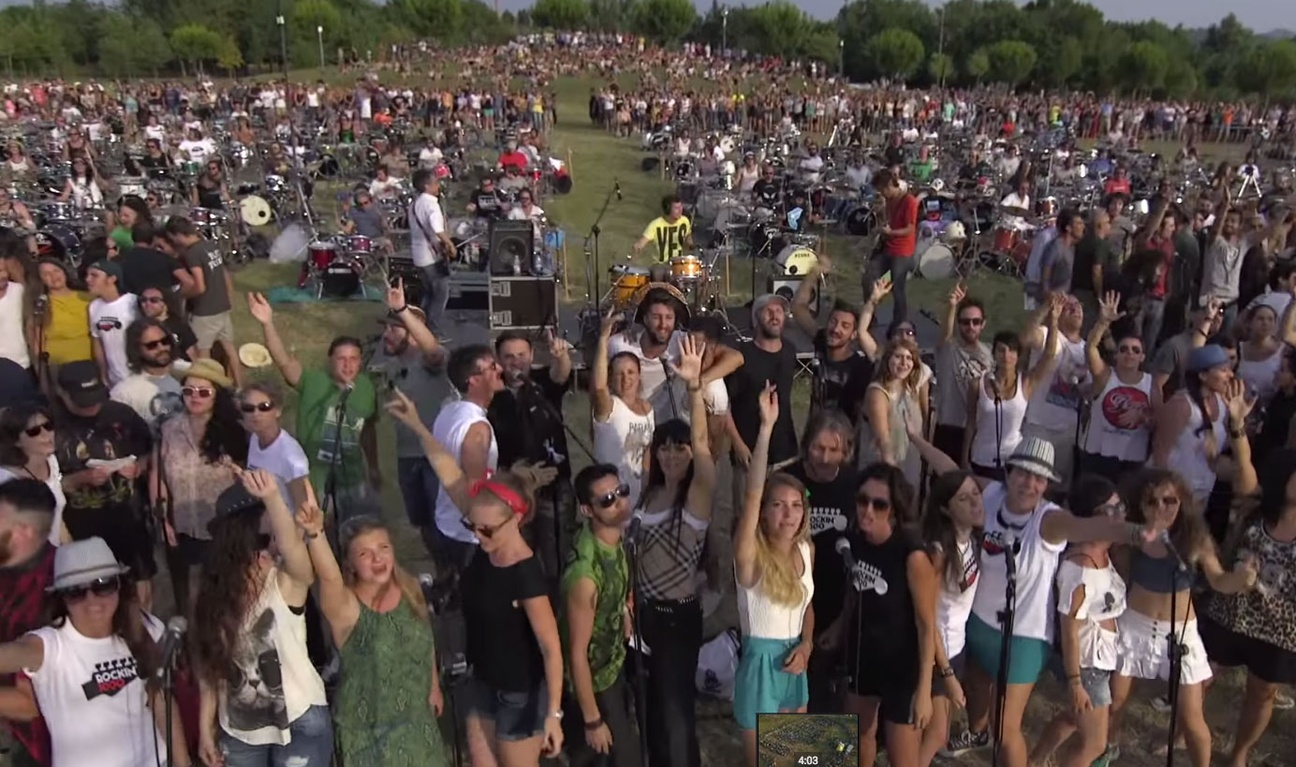 1000 musiciens supplient les Foo Fighters pour un spectacle