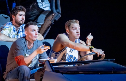 Image de l'article « Québec-Montréal» sur scène : Une mise en scène inventive au service de ce classique québécois