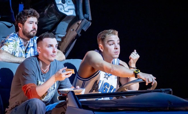 Image de l'article « Québec-Montréal» sur scène : Une mise en scène inventive au service de ce classique québécois