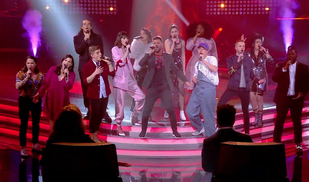 Les looks étranges des premiers Direct de La voix 6 font jaser