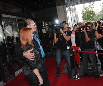 Sur le tapis rouge du film L'affaire Dumont