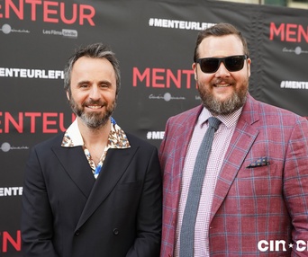 Sur le tapis rouge du film Menteur
