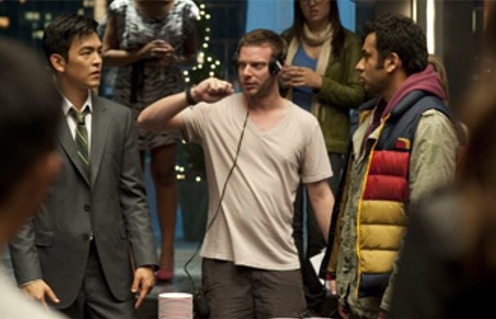 John Cho, Kal Penn et Todd Strauss-Schulson (au centre) sur le plateau du film A Very Harold & Kumar 3D Christmas