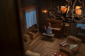Une scène du film The Strangers: Chapter 1 Une scène du film The Strangers: Chapter 1