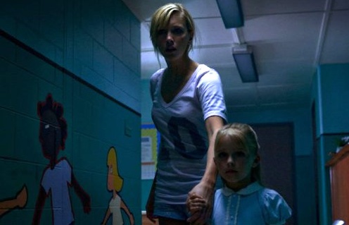 Katie Cassidy et Julianna Damm dans le film A Nightmare on Elm Street