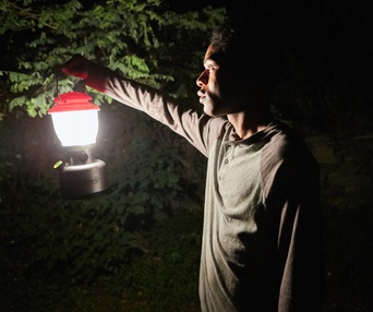 Une scène du film It Comes At Night