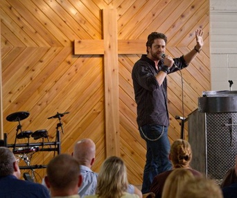 Une scène du film Machine Gun Preacher