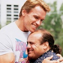 Arnold Schwarzenegger et Danny DeVito dans Twins