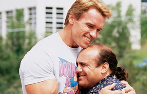 Arnold Schwarzenegger et Danny DeVito dans Twins
