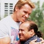 Arnold Schwarzenegger et Danny DeVito dans Twins