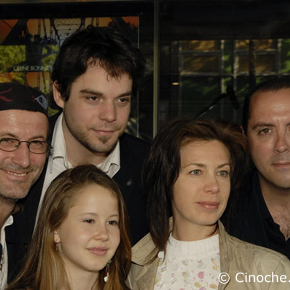 Photo de famille des acteurs et du réalisateur de Délivrez-moi