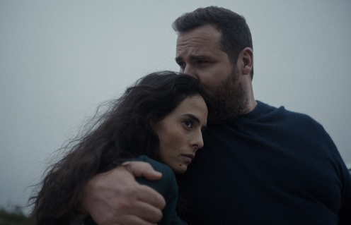 Antoine Bertrand et Naïlia Harzoune dans La femme cachée