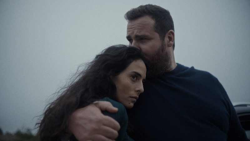 Antoine Bertrand et Naïlia Harzoune dans La femme cachée